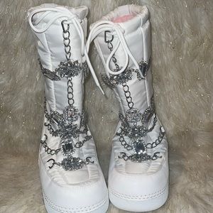 Super cute MOON BOOTS, with sparkly jewels and chain going down the front.